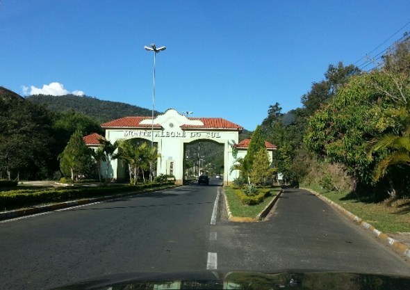 As voluntárias Aline e Mayena viajaram com Rajinha até a casa de sua nova família