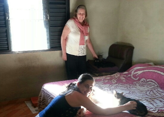 Rajinha ganha carinhos de Jaqueline e é observada pela voluntária Mayena